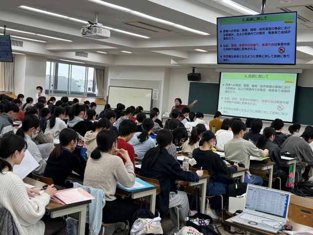 学生は熱心にメモを取りながら受講しました。
