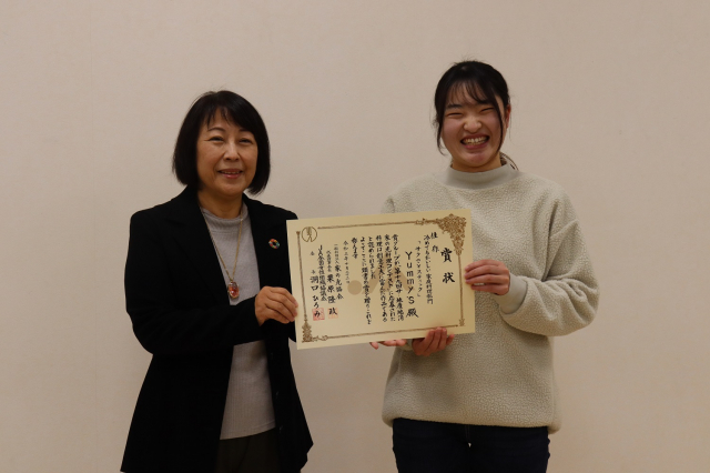 中出学部長と受賞した松本さん