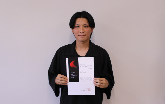 賞状を手に喜ぶ奥村さん