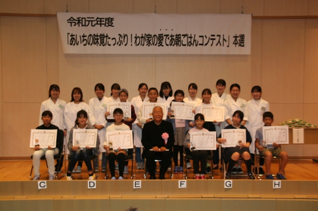 出場した子ども達、学生達と服部幸應先生の記念写真