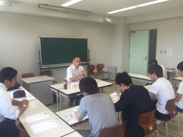 鎌田宗憲先生と経営学部教職課程の学生