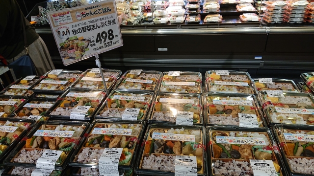 完成した「秋の野菜まんぷく弁当」の店頭陳列の様子