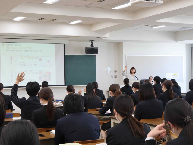 熱心に講演を聞く学生