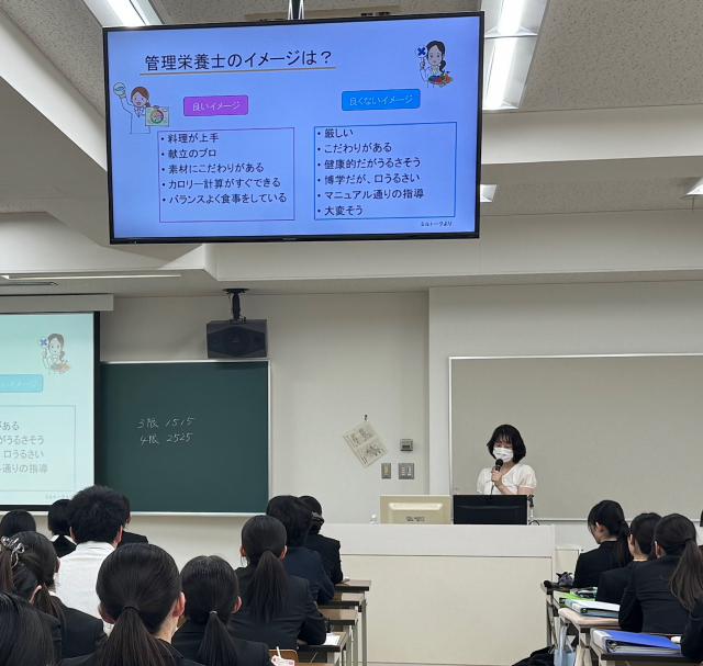 病院における管理栄養士の役割や実習に臨む心構えについて、熱心に耳を傾ける学生たちの様子