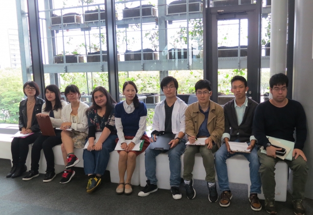 名古屋市科学館にて
「博物館実習」の受講生と小野先生（中央）