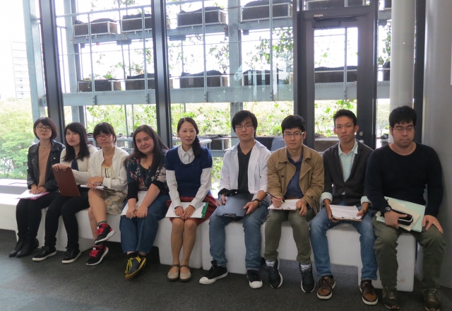 名古屋市科学館にて
「博物館実習」の受講生と小野先生(中央)