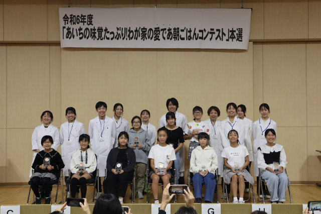 表彰式後、小学生と運営補助員の学生