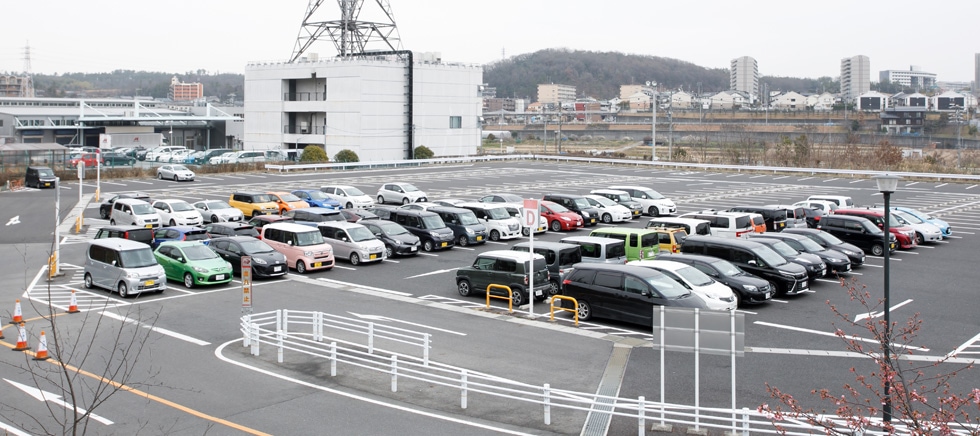 Q ｜ 学生用駐車場