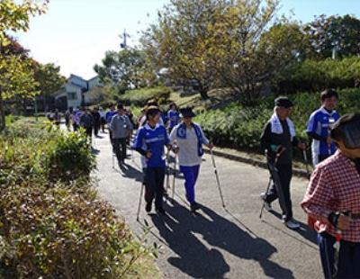 秋晴れの天白公園をポールウォーキング。異世代間のコミュニケーションは学生にとっても貴重な時間です。