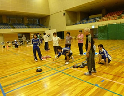 ニュースポーツのカローリングを体験。学生が混ざってチーム対抗戦も。勝負がかかると真剣味が違ってきます。