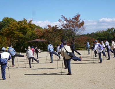 青空の下、天白公園をポールウォーキング、筋力トレーニングも行いました！