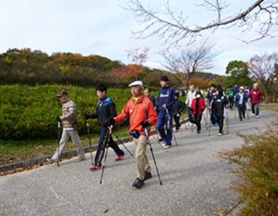 2本のポールを使って下肢だけでなく上半身の運動ともなるポールウォーキング。名古屋キャンパス近くの天白公園を歩きました