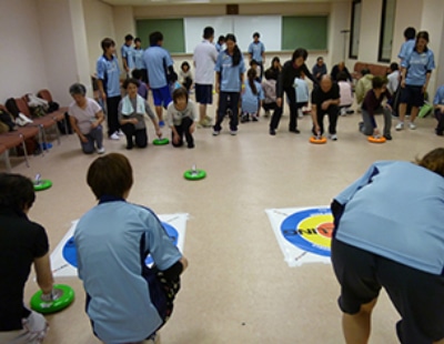 天白スポーツセンターでの「カローリング」氷の上でのカーリングに近く、的に近づけ点数を競います。受講生の皆さんも学生も初めての体験、コツがつかめてくると楽しさも倍増です。